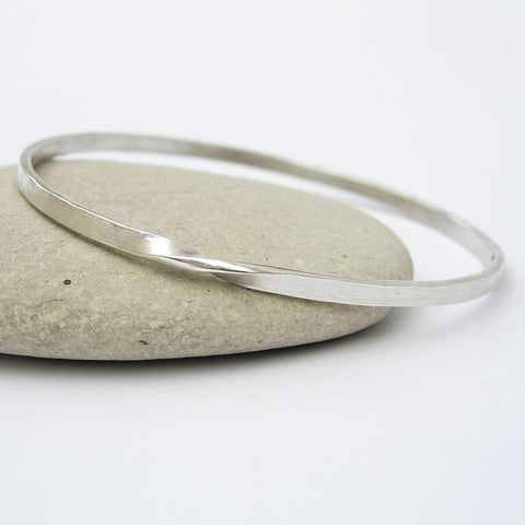 Dimpled silver bangle with twist