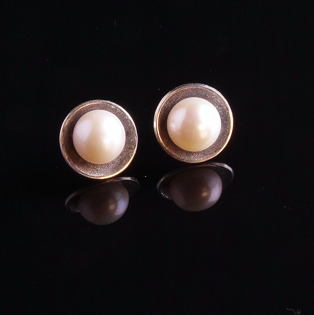 Silver freshwater pearl stud earrings with black surround
