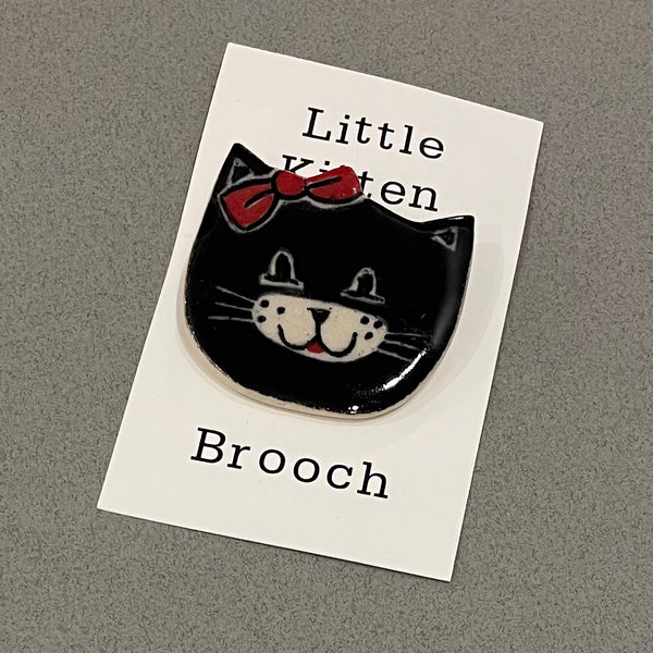 Cat brooch by Linda Cavill