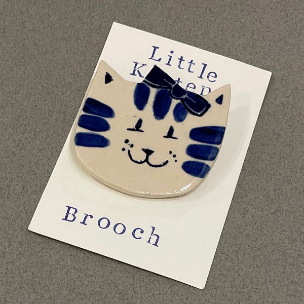 Cat brooch by Linda Cavill