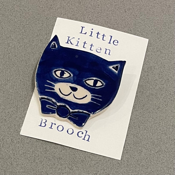 Cat brooch by Linda Cavill