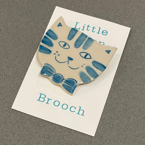 Cat brooch by Linda Cavill