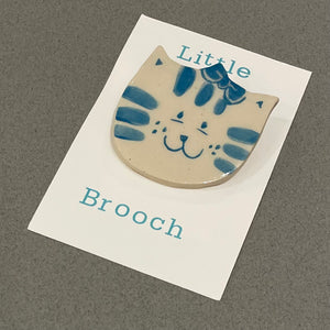 Cat brooch by Linda Cavill