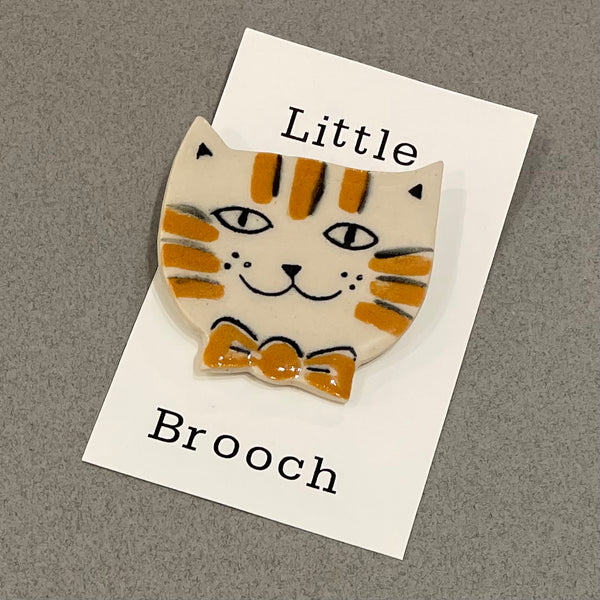 Cat brooch by Linda Cavill