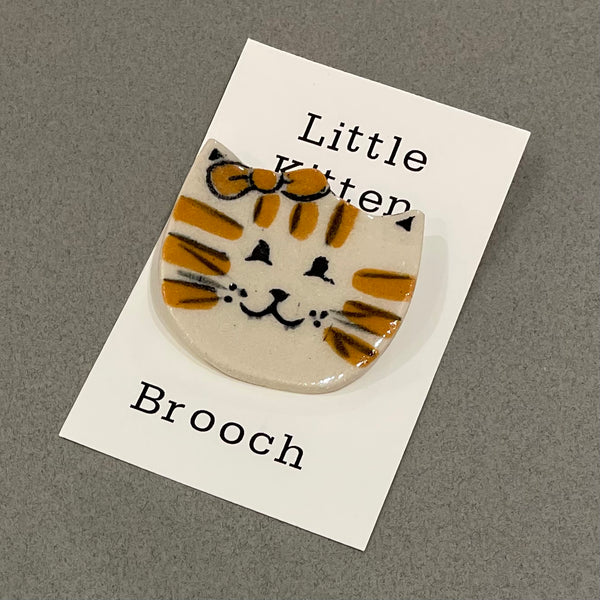 Cat brooch by Linda Cavill