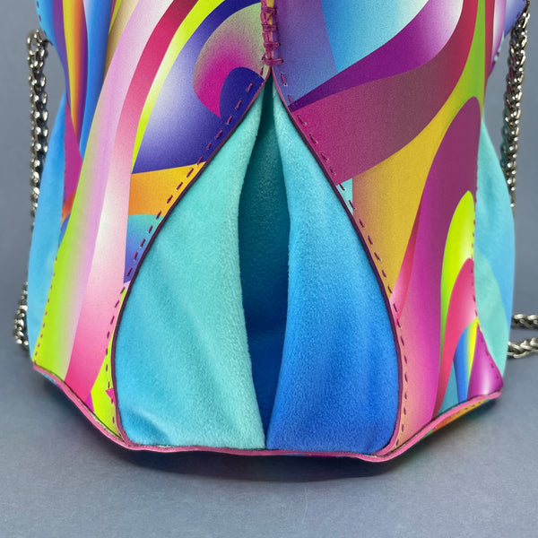 Detail showing fabric insert on large Fiesta bag