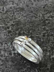 Three band ring with a group of balls in 18ct and 9ct yellow & red gold.