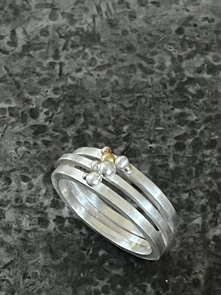 Three band ring with a group of balls in 18ct and 9ct yellow & red gold.